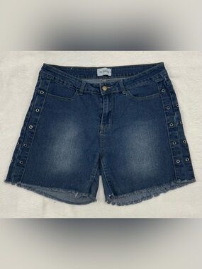 NY Trends Women’s Denim Shorts Size 14 Blue Grommet Accent Frayed Hem Stretch
